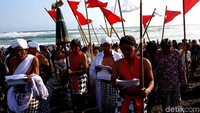 Mereka melarung hasil bumi ke laut.