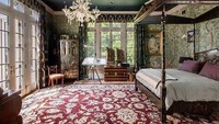 Seseorang sempat membeli rumah ini dengan harga US$ 2,31 juta. Dia merenovasi tempat itu, mengubahnya menjadi sebuah rumah keluarga mewah berkamar enam. Realtor.com/Istimewa.