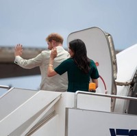 Dari Fiji, sejoli yang menikah pada Mei lalu ini bertolak menuju Tonga dalam rangka kunjungan kerajaan ke Australia dan sekitarnya selama 16 hari. Sebelumnya, mereka telah menyambangi Sydney dan Melbourne. Kunjungan akan berakhir pada 31 Oktober mendantang di Selandia Baru. (Foto: Getty Images)