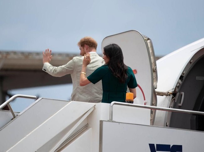 Dari Fiji, sejoli yang menikah pada Mei lalu ini bertolak menuju Tonga dalam rangka kunjungan kerajaan ke Australia dan sekitarnya selama 16 hari. Sebelumnya, mereka telah menyambangi Sydney dan Melbourne. Kunjungan akan berakhir pada 31 Oktober mendantang di Selandia Baru. (Foto: Getty Images)