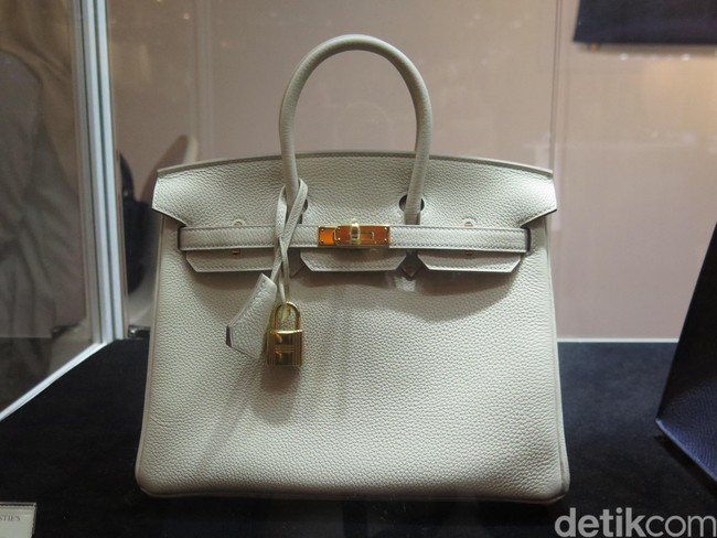 Terakhir ada Craie Togo Leather Birkin 25 with Gold Hardware. Tas ini terlihat eksklusif dan elegan. Diproduksi tahun 2017, item tersebut dilelang mulai $7500 (Rp 113 jutaan) hingga $10 ribu (Rp 151 jutaan). Foto: Rahmi/Wolipop