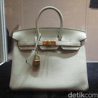 Terakhir ada Craie Togo Leather Birkin 25 with Gold Hardware. Tas ini terlihat eksklusif dan elegan. Diproduksi tahun 2017, item tersebut dilelang mulai $7500 (Rp 113 jutaan) hingga $10 ribu (Rp 151 jutaan). Foto: Rahmi/Wolipop