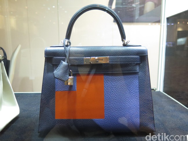 Tak hanya yang berukuran mini, tas Hermes berukuran lebih besar juga dihadirkan dalam pelalangan Christies Hong Kong 2018. Indigo Novillo Leather Sellier Kellygraphie Letres Kelly 28 with Palladium Hardware ini pun menjadi salah satunya. Item yang dilelang mulai dari $10 ribu (Rp 151 jutaan) hingga $12,500 (Rp 189 jutaan) juga diandalkan karena dirilis terbatas tahun ini. Foto: Rahmi/Wolipop