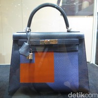 Tak hanya yang berukuran mini, tas Hermes berukuran lebih besar juga dihadirkan dalam pelalangan Christies Hong Kong 2018. Indigo Novillo Leather Sellier Kellygraphie Letres Kelly 28 with Palladium Hardware ini pun menjadi salah satunya. Item yang dilelang mulai dari $10 ribu (Rp 151 jutaan) hingga $12,500 (Rp 189 jutaan) juga diandalkan karena dirilis terbatas tahun ini. Foto: Rahmi/Wolipop