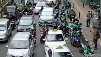 Tak hanya pengemudi ojek online, kerapkali taksi maupun taksi online juga mangkal di Jalan Palmerah Timur.