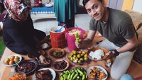 Junna juga suka pete ternyata. Dari banyak makanan yang ada di depannya, Junna memilih pete sebagai teman makannya. Duh nggak takut bau ya? Foto: Instagram Junna Aditya