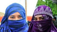 Kalau ini Rimpu Cili/Rimpu Mpida, merupakan mode hijab cadar, hanya kelihatan mata saja. Biasanya Rimpu Cili digunakan bagi wanita Suku Mbojo yang belum berkeluarga. (dok. Dinas Pariwisata Bima)