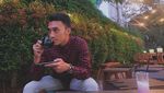 Pose PNS Ganteng Junna Aditya yang Suka Pete dan Nongkrong di Kafe