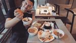 Pose PNS Ganteng Junna Aditya yang Suka Pete dan Nongkrong di Kafe