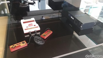 Di sebelah konsol jadul Nintendo, ada pula konsol game lain dari Sony: PlayStation 2. Foto: Kris Fathoni/detikINET