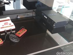 Ponsel OPPO Berbaur dengan Walkman, Nintendo Jadul, dan PS1