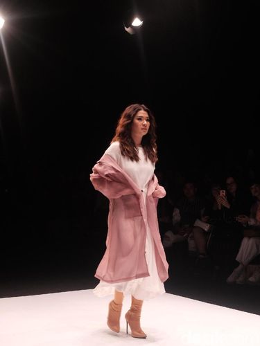 Fashion show Cotton Ink di Jakarta Fashion Week 2019.