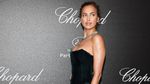 Saat Irina Shayk Pamer Kaki Jenjangnya