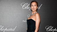 Siapa sih yang tak jatuh cinta dengan Irina? Pascal Le Segretain/Getty Images for Chopard