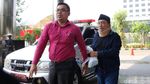 Diperiksa KPK, Fuad Amin Pakai Penyangga Leher