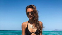 Stefanie tatkala menikmati birunya air laut di Balearic Islands, Spanyol. (stefaniegiesinger/Instagram)