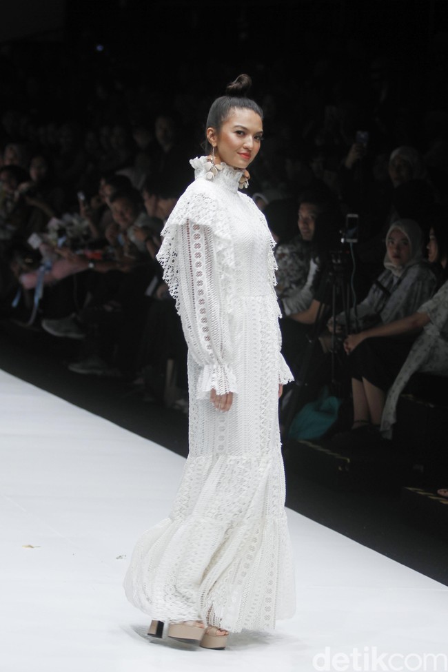 Fashion show rancangan busana terbaru Barli Asmara yang terinspirasi kota Paris yang romantis di Jakarta Fashion Week 2019, Senayan City, Jakarta. Foto: Mohammad Abduh/Wolipop