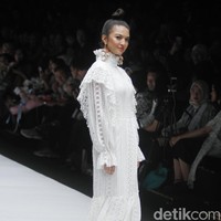 Fashion show rancangan busana terbaru Barli Asmara yang terinspirasi kota Paris yang romantis di Jakarta Fashion Week 2019, Senayan City, Jakarta. Foto: Mohammad Abduh/Wolipop