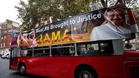 Spanduk menuntut keadilan atas kematian Jamal Kashoggi pun terpampang di sebuah bus di kota London, Inggris. Jack Taylor/Getty Images.