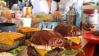 Nah, kali ini ia membantu sang anak saat memasak burger. Eits, ini bukan sembarang burger. Tapi burger yang dipotret untuk dimuat dalam salah satu buku Teigen. Foto: Instagram pepperthai2