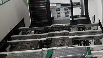 Ini PCB/motherboard dalam proses awal perakitan ponsel OPPO. (Foto: detikINET/Kris Fathoni)
