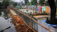 RPTRA yang berada di pinggir sungai itu ditutup dengan seng. RPTRA yang berada di pinggir sungai itu ditutup dengan seng.