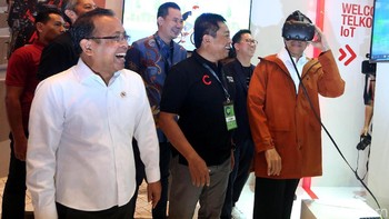 Sambil menjajal games berteknologi VR, Jokowi tampil beda dengan menggunakan jaket parka berwarna cokelat bata.  