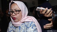 Saat dimintai keterangan oleh awak media terkait kedatangannya ke Polda Metro Jaya untuk kasus hoax penganiayaan Ratna Sarumpaet Nanik hanya menjawab singkat dan sekadarnya.