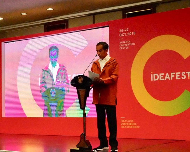 Presiden Jokowi membeli dan memakai jaket hujan buatan Bandung, Ame Raincoat saat menghadiri pembukaan ideafest 2018 di JCC, Senayan. Foto: dok. Singue Kilatmaka