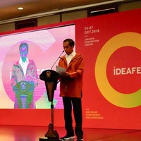 Presiden Jokowi membeli dan memakai jaket hujan buatan Bandung, Ame Raincoat saat menghadiri pembukaan ideafest 2018 di JCC, Senayan. Foto: dok. Singue Kilatmaka
