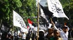 Massa Ramai-ramai Kibarkan Bendera Tauhid di Medan Merdeka