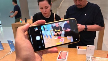Salah satu calon konsumen menjajal fitur kamera iPhone XR. Foto: Adi Fida Rahman/detikinet