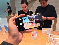 Penampakan Antrean iPhone XR yang Menyedihkan