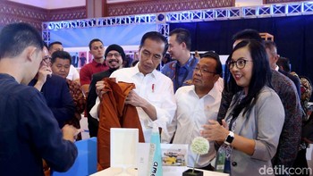 Dalam kesempatan tersebut, Jokowi juga sempat membeli sebuah parka berwarna cokelat di salah satu booth di pameran tersebut.