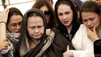 Arumi bersama sang ibu, Maria Lilian Pesh tak kuasa membendung air mata menyaksikan orang yang dicintainya itu dikebumikan. Pool/Palevi S/detikFoto.
