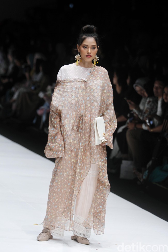 Fashion show rancangan busana terbaru Barli Asmara yang terinspirasi kota Paris yang romantis di Jakarta Fashion Week 2019, Senayan City, Jakarta. Foto: Mohammad Abduh/Wolipop