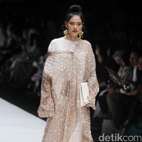 Fashion show rancangan busana terbaru Barli Asmara yang terinspirasi kota Paris yang romantis di Jakarta Fashion Week 2019, Senayan City, Jakarta. Foto: Mohammad Abduh/Wolipop