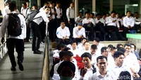 Para peserta pun menunggu di area Kantor Wali Kota Jakarta Selatan hingga tes dimulai setelah ibadah Salat Jumat.