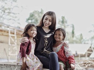 Foto Juara 3 Miss Grand International Nadia Purwoko dan Anak-anak
