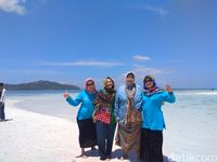 Anggota YOAI rekreasi di pantai.