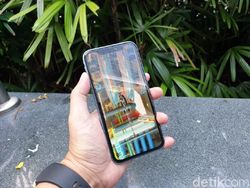 Unboxing iPhone XR Warna Biru yang Menggoda