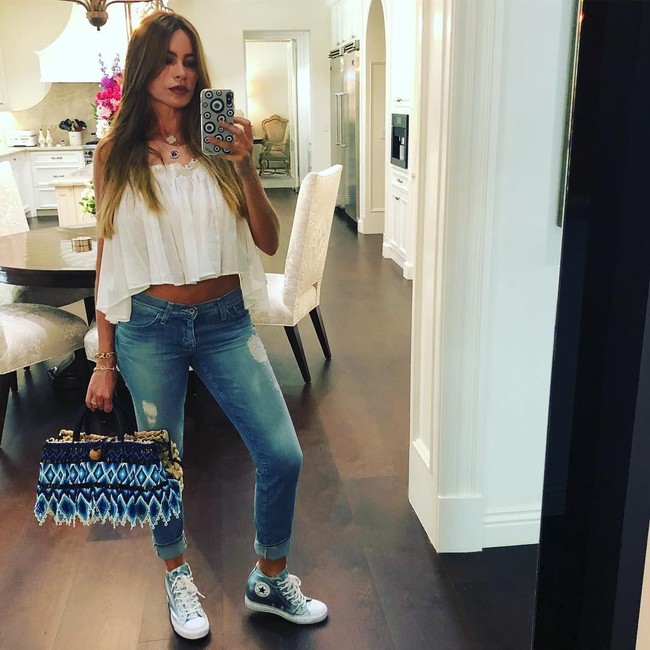 Namun tak jarang pula ibu satu anak berusia 17 tahun tersebut tampil kasual dengan celana jeans. Ia bahkan terlihat berjiwa muda ketika menerapkan sneakers Converse di foto ini. Foto: Instagram @sofiavergara