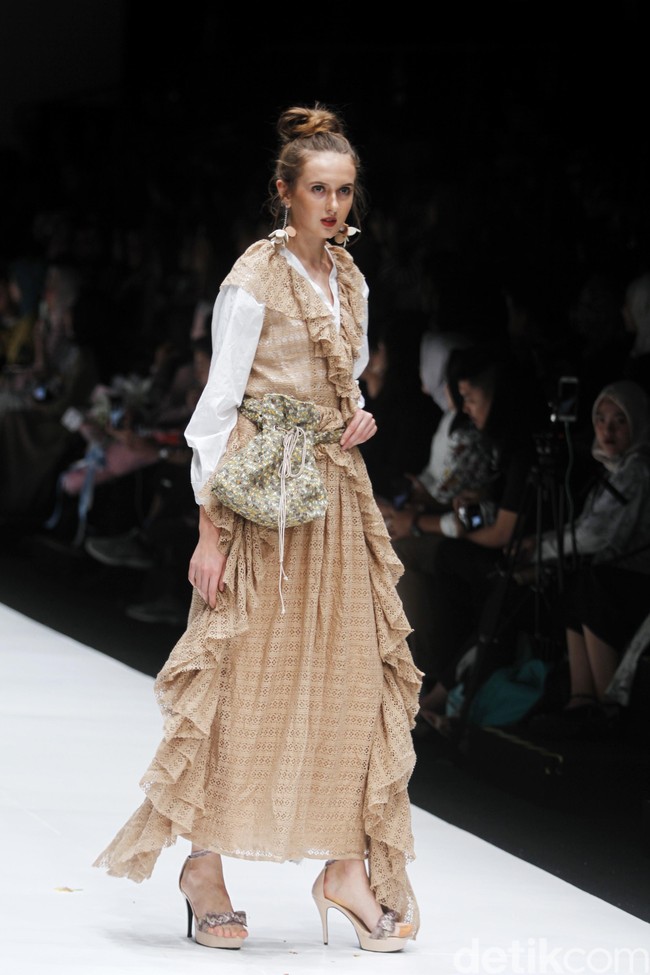 Fashion show rancangan busana terbaru Barli Asmara yang terinspirasi kota Paris yang romantis di Jakarta Fashion Week 2019, Senayan City, Jakarta. Foto: Mohammad Abduh/Wolipop