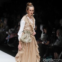 Fashion show rancangan busana terbaru Barli Asmara yang terinspirasi kota Paris yang romantis di Jakarta Fashion Week 2019, Senayan City, Jakarta. Foto: Mohammad Abduh/Wolipop