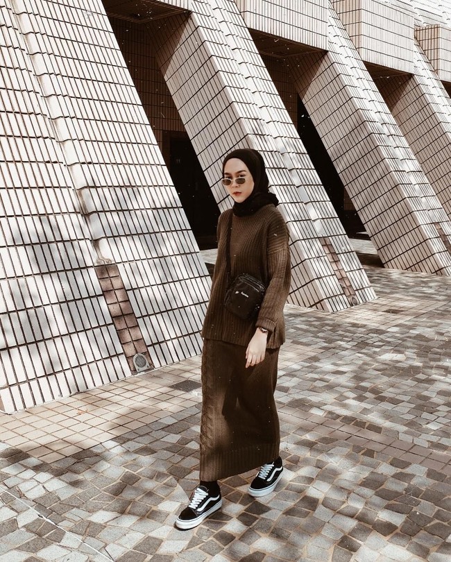 Rok yang sepaket dengan atasan juga sedang tren. Hijabers yang memiliki 356 ribu followers ini tampil memadukan satu set atasan dan bawahan yang berjenis kain sama.  Foto: Instagram/strngrrr