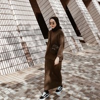 Rok yang sepaket dengan atasan juga sedang tren. Hijabers yang memiliki 356 ribu followers ini tampil memadukan satu set atasan dan bawahan yang berjenis kain sama.  Foto: Instagram/strngrrr