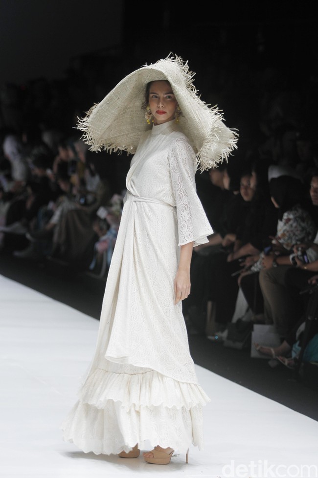 Fashion show rancangan busana terbaru Barli Asmara yang terinspirasi kota Paris yang romantis di Jakarta Fashion Week 2019, Senayan City, Jakarta. Foto: Mohammad Abduh/Wolipop