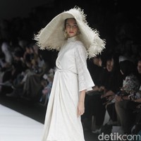 Fashion show rancangan busana terbaru Barli Asmara yang terinspirasi kota Paris yang romantis di Jakarta Fashion Week 2019, Senayan City, Jakarta. Foto: Mohammad Abduh/Wolipop