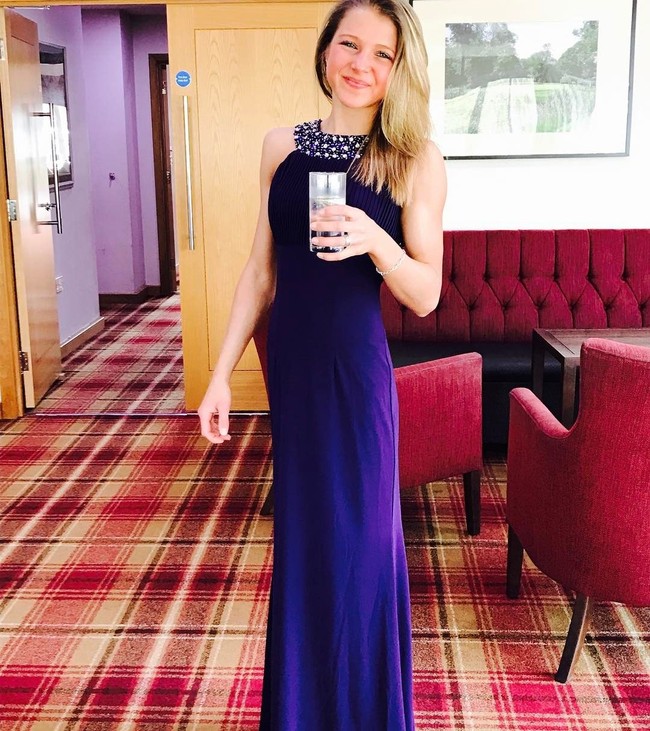 Pada usia 11 kamu tidak perlu khawatir tentang berat badanmu sama sekali, tetapi anak-anak bisa kejam. Saya tidak pernah gemuk tapi saya sering diejek, ungkap Emily kepada Unilad. Foto: Instagram