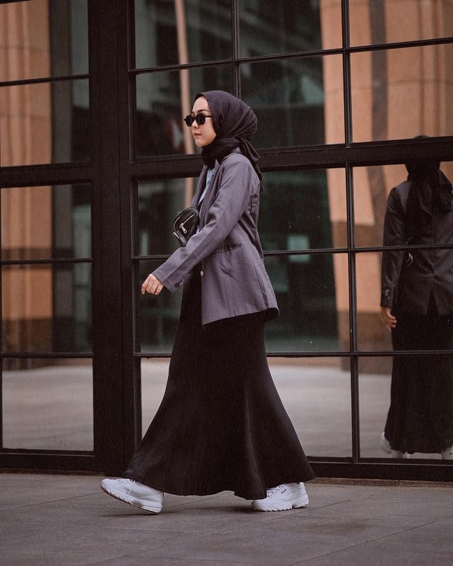 Paduan rok dan blazer juga bisa dipilih. Agar tak terlalu berkesan formal, pakai waist pack dan sneakers. Foto: Instagram/strngrrr